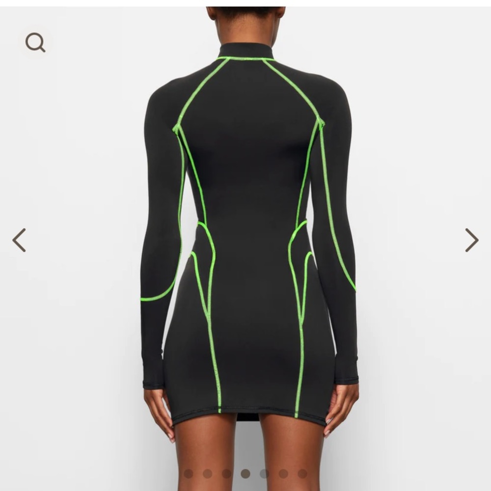 SKIMS ROSALÍA CAPSULE MOTOMAMI CONTOUR MOCK NECK MINI BRAT DRESS - Picture 2 of 7